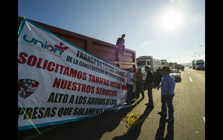 Los tráilers bloquean el carril lateral de esta vía, por lo que hay tránsito lento.  /