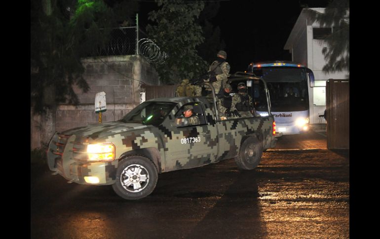 Los guardias comunitarios detenidos en el municipio de Aquila, Michoacán, fueron trasladados al Distrito Federal para declarar. ARCHIVO /