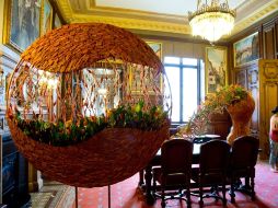 Los arreglos florales alternan con otros tesoros culturales en el Ayuntamiento de Bruselas. AP /