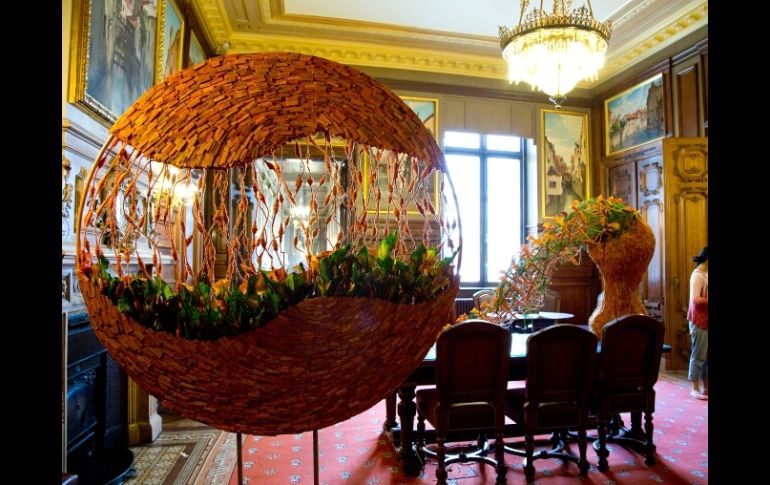 Los arreglos florales alternan con otros tesoros culturales en el Ayuntamiento de Bruselas. AP /