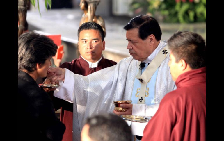 El cardenal Norberto Rivera encabeza el inicio de las celebraciones del aniversario 200 de la Catedral. SUN /