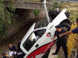 Aspecto de la camioneta accidentada y el rescate de los lesionados. ESPECIAL /