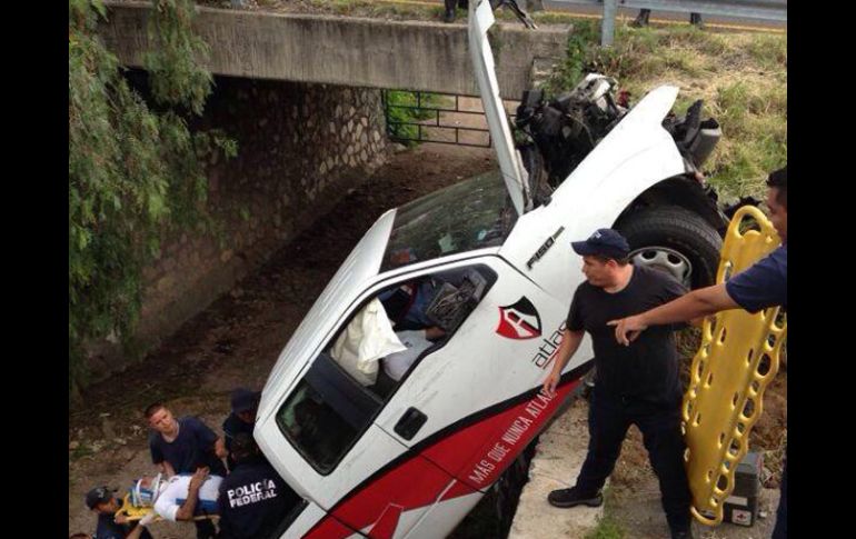 Aspecto de la camioneta accidentada y el rescate de los lesionados. ESPECIAL /