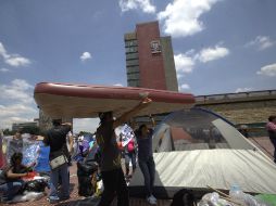 Los jóvenes rechazados retiran su plantón en la torre de Rectoría de la UNAM luego de dos días. SUN /