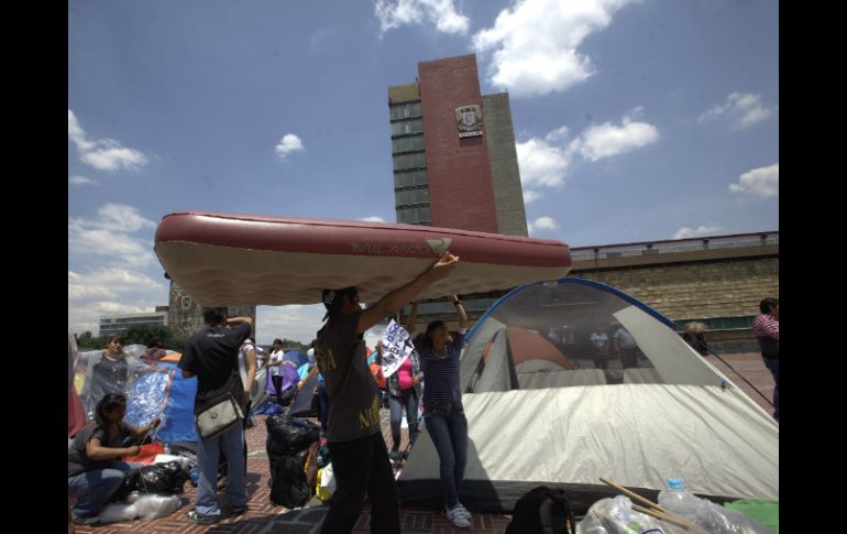 Los jóvenes rechazados retiran su plantón en la torre de Rectoría de la UNAM luego de dos días. SUN /