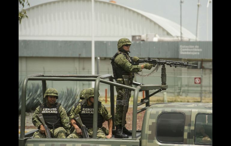Elementos de la Policía Federal y el Ejército mexicano mantienen un patrullaje en el Aeropuerto de la ciudad.  /