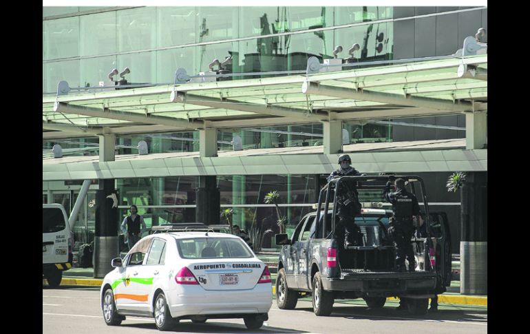 EXPETACIÓN. Policías federales resguardaban las entradas de la terminal aérea. EL INFORMADOR /
