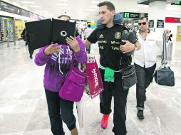 En la tableta. Una aficionada se tomó una foto con el “Chaco” a su llegada al aeropuerto capitalino. MEXSPORT /