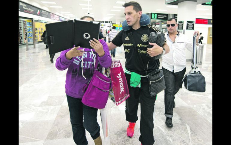 En la tableta. Una aficionada se tomó una foto con el “Chaco” a su llegada al aeropuerto capitalino. MEXSPORT /