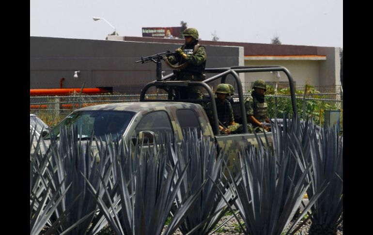 Soldados permanecen en el aeropuerto tapatío, mientras autoridades esperan la deportación de Sandra Ávila Beltrán. AFP /