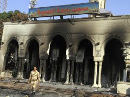 Un soldado pasa junto a la mezquita Rabea al Adauiya de El Cairo. EFE /