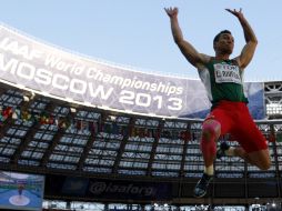 Momento en el que Rivera da el salto que le da la medalla de bronce. AFP /