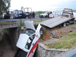 La camioneta fue rescata por una grua en el lugar del accidente. ESPECIAL /