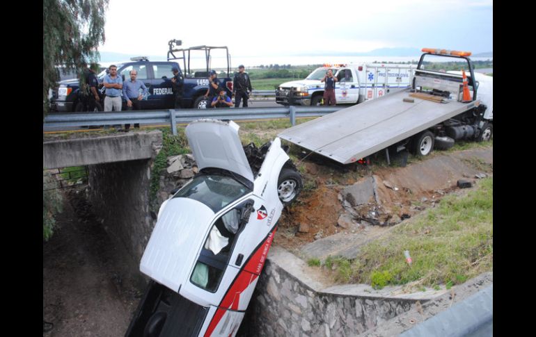 La camioneta fue rescata por una grua en el lugar del accidente. ESPECIAL /