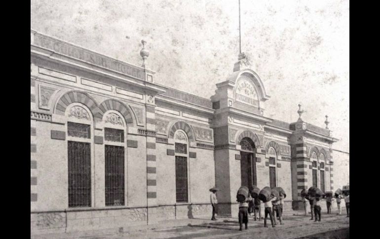 Los muros ciegos en la vialidad serán recubiertos con imágenes de 80 metros cuadrados de la Guadalajara de antaño. ARCHIVO /