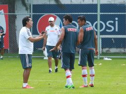 Galindo da instrucciones en el entrenamiento a Esparza y Araujo.  /