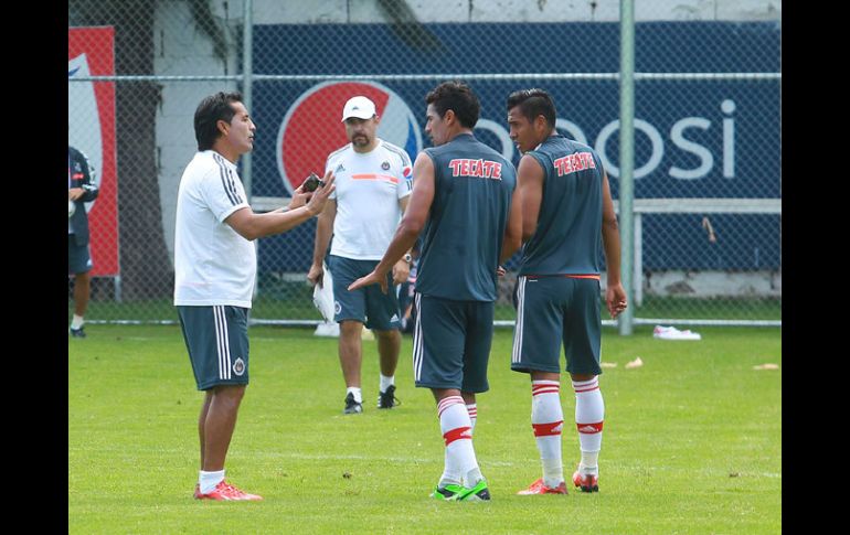 Galindo da instrucciones en el entrenamiento a Esparza y Araujo.  /