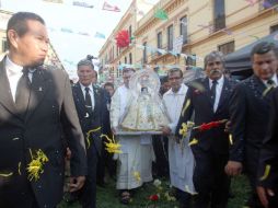 Como ya es de costumbre, se extendió el camino de flores en la plaza de los Mariachis.  /