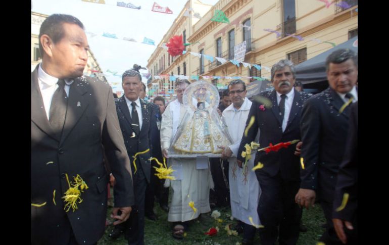 Como ya es de costumbre, se extendió el camino de flores en la plaza de los Mariachis.  /