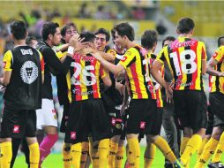 Los Leones Negros celebran una de las dos anotaciones al cuadro de Sinaloa. EL INFORMADOR /