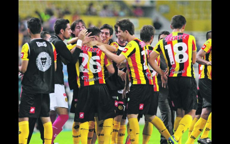 Los Leones Negros celebran una de las dos anotaciones al cuadro de Sinaloa. EL INFORMADOR /