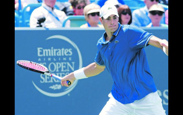 John Isner se mide hoy ante el argentino Juan Martín del Potro, el primero mide 2.08 metros y el segundo 1.98. AP /