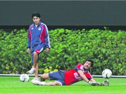 Práctica. El arquero Luis Michel ataja un balón durante el entrenamiento de las Chivas en Verde Valle. MEXSPORT /