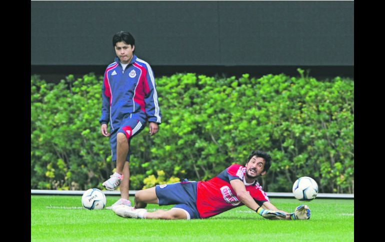 Práctica. El arquero Luis Michel ataja un balón durante el entrenamiento de las Chivas en Verde Valle. MEXSPORT /