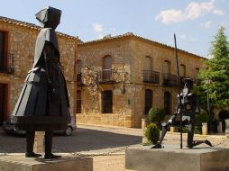 Las esculturas de Dulcinea y Don Quijote en El Tosobo, de la provincia de Toledo, España. ESPECIAL /