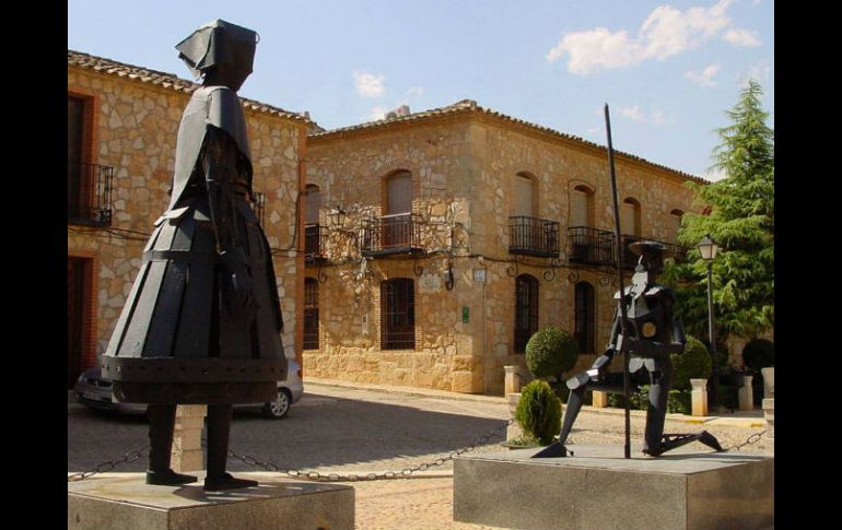 Las esculturas de Dulcinea y Don Quijote en El Tosobo, de la provincia de Toledo, España. ESPECIAL /