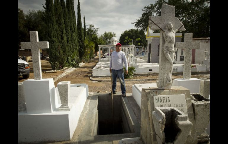 Criptas. Ramón Ortega trabaja en el Panteón de Mezquitán, y para él, ''el negocio'' ya no es lo que hace un año. ESPECIAL /