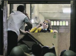 Una mujer habla con los policías desde el interior de la mezquita Al-Fatah, donde se encontraban los partidarios de Mohamed Morsi. AFP /