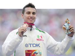 Luis Rivera recibió ayer la medalla de bronce que ganó el viernes en la prueba de salto de longitud. EFE /