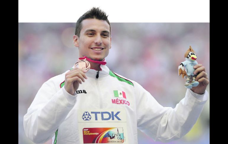 Luis Rivera recibió ayer la medalla de bronce que ganó el viernes en la prueba de salto de longitud. EFE /