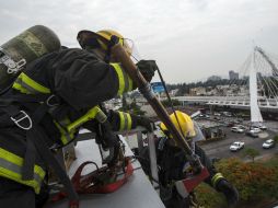 Bomberos del Estado durante un simulacro de incendio. ARCHIVO /