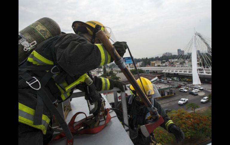 Bomberos del Estado durante un simulacro de incendio. ARCHIVO /