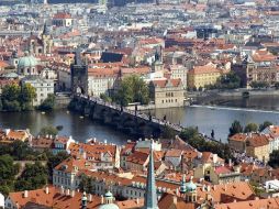 Praga, en una vista que abarca el puente sobre el Moldava. ARCHIVO /