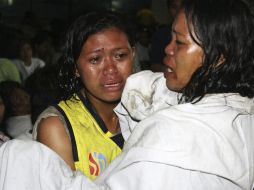 Un grupo de supervivientes del accidente causado por el hundimiento de un ferry tras colisionar con un barco de mercancías. EFE /