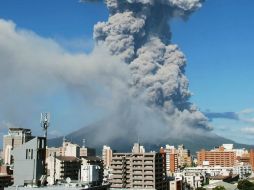 El Sakurajima arrojó una columna de ceniza volcánica que se elevó unos cinco mil metros. AP /