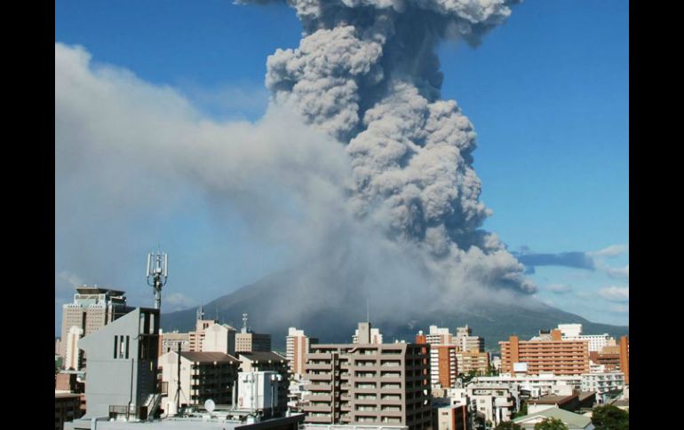 El Sakurajima arrojó una columna de ceniza volcánica que se elevó unos cinco mil metros. AP /