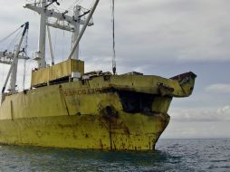 El accidente ocurre cuando un ferry de pasajeros choca contra un buque mercante. XINHUA /