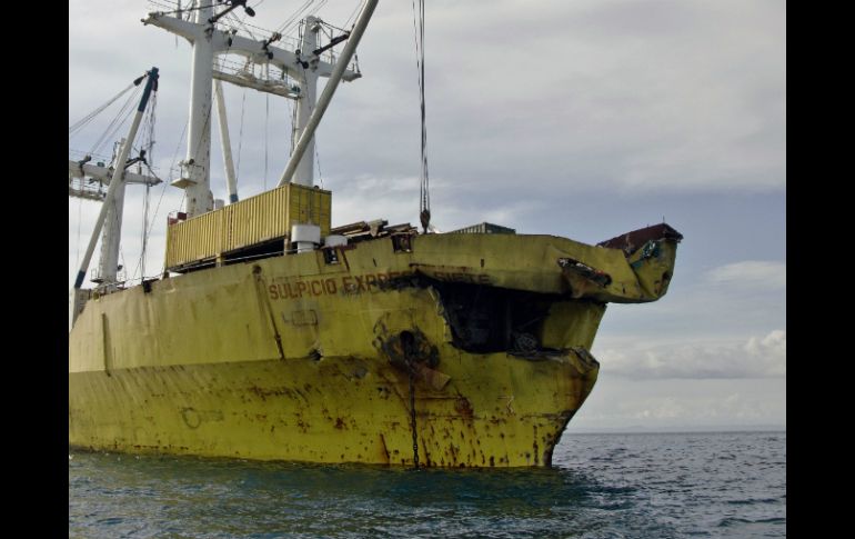 El accidente ocurre cuando un ferry de pasajeros choca contra un buque mercante. XINHUA /