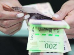 Reparación. Si el billete se encuentra roto, pero fue reparado con cinta adhesiva, conserva su valor. ESPECIAL /