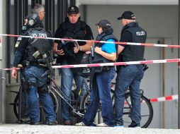 Las fuerzas especiales de la policía alemana vigilan el  Ayuntamiento en Ingolstad. AFP /