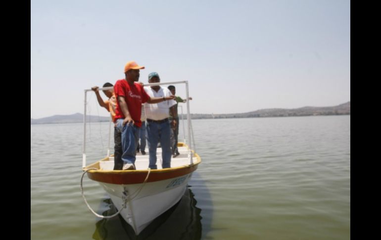 Los pescadores de Cajititlán enfrentan una crisis ante la escasez de peces en el vaso lacustre a causa de la contaminación. ARCHIVO /