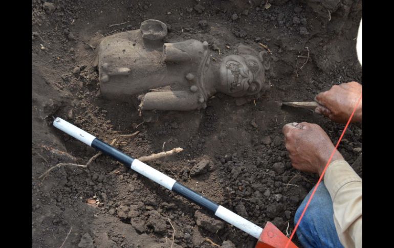 Trabajo de recuperación de una de las figuras con forma de jaguar. AFP /