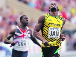 Bolt sonríe tras cruzar la meta en primer en la prueba de los relevos 4x100, lo que le dio su tercera medalla de oro en Moscú 2013. AP /