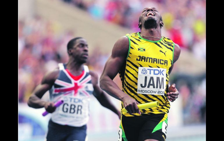 Bolt sonríe tras cruzar la meta en primer en la prueba de los relevos 4x100, lo que le dio su tercera medalla de oro en Moscú 2013. AP /