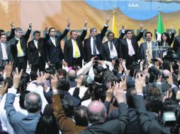 Cuauhtémoc Cárdenas (centro) presentó la iniciativa junto a la plana mayor del Partido de la Revolución Democrática. EFE /