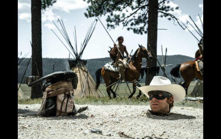 Armie Hammer, es frío e inexpresivo y Johnny Depp repite en Toro todos los tics que ya mostraba en su Jack Sparrow. ARCHIVO /